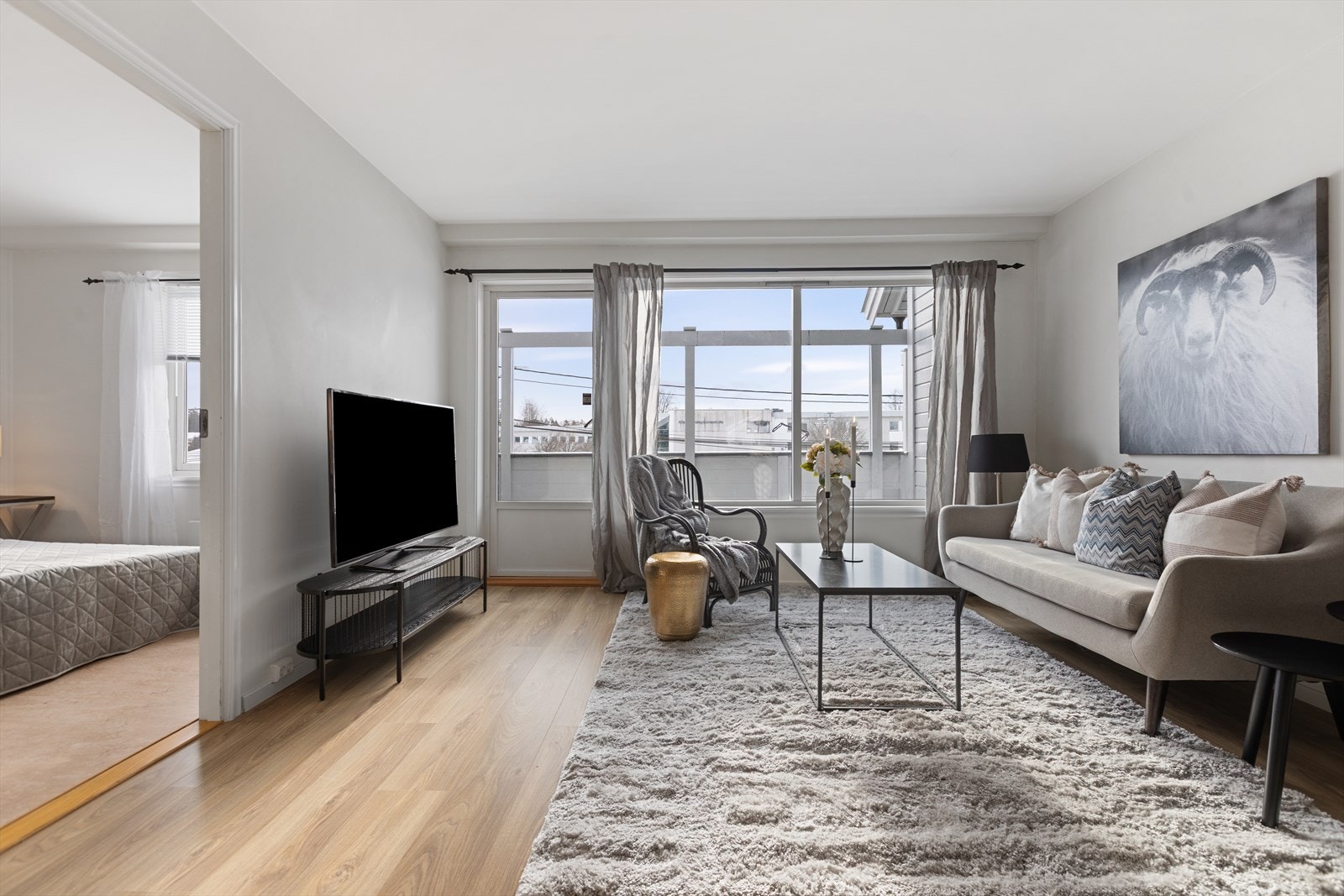 Fra stuen er det utgang til balkong. Galleribilde