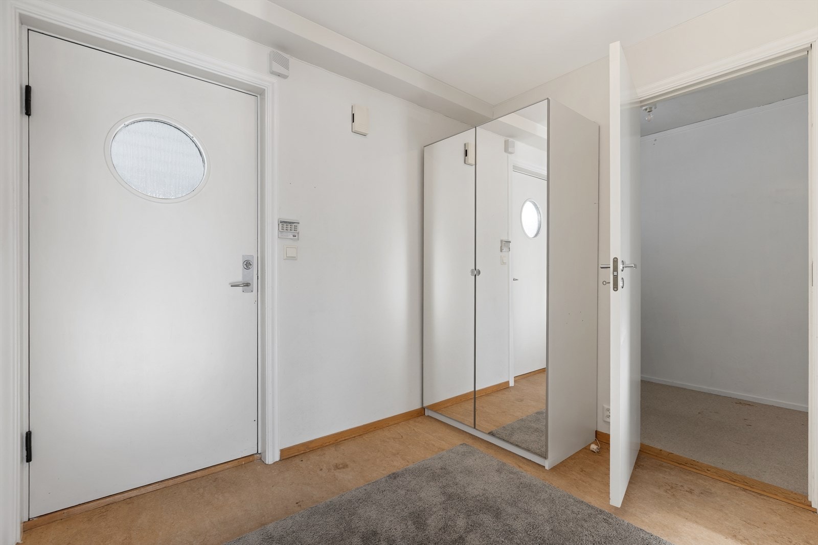 Velkommen inn til romslig entre, her er det god plass til garderobeskap samt bodrom. Galleribilde