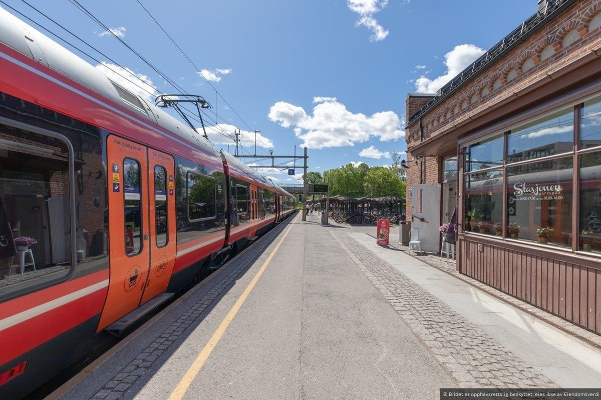 Jessheim togstasjon med snarvei fra leiligheten. Galleribilde