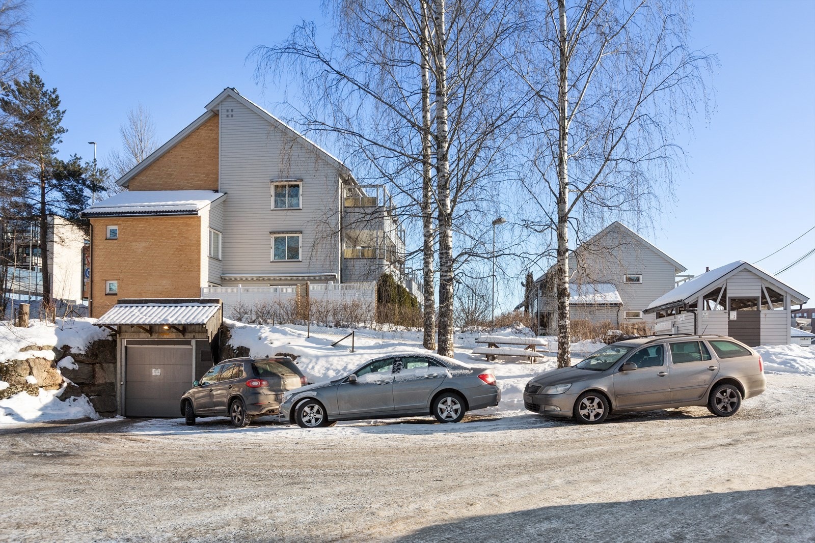 Fra andre siden av blokka er det nedkjøring til garasjen. Samt kort snarvei til togstasjon. Galleribilde