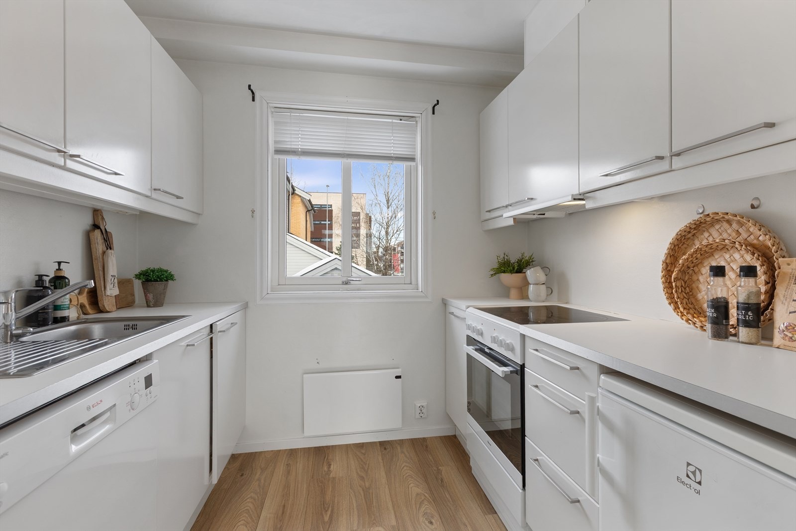 Kjøkkenet ligger i en egen sone fra stuedelen. Hvitevarer på kjøkken medfølger som oppvaskmaskin, komfyr og kjøleskap. Galleribilde