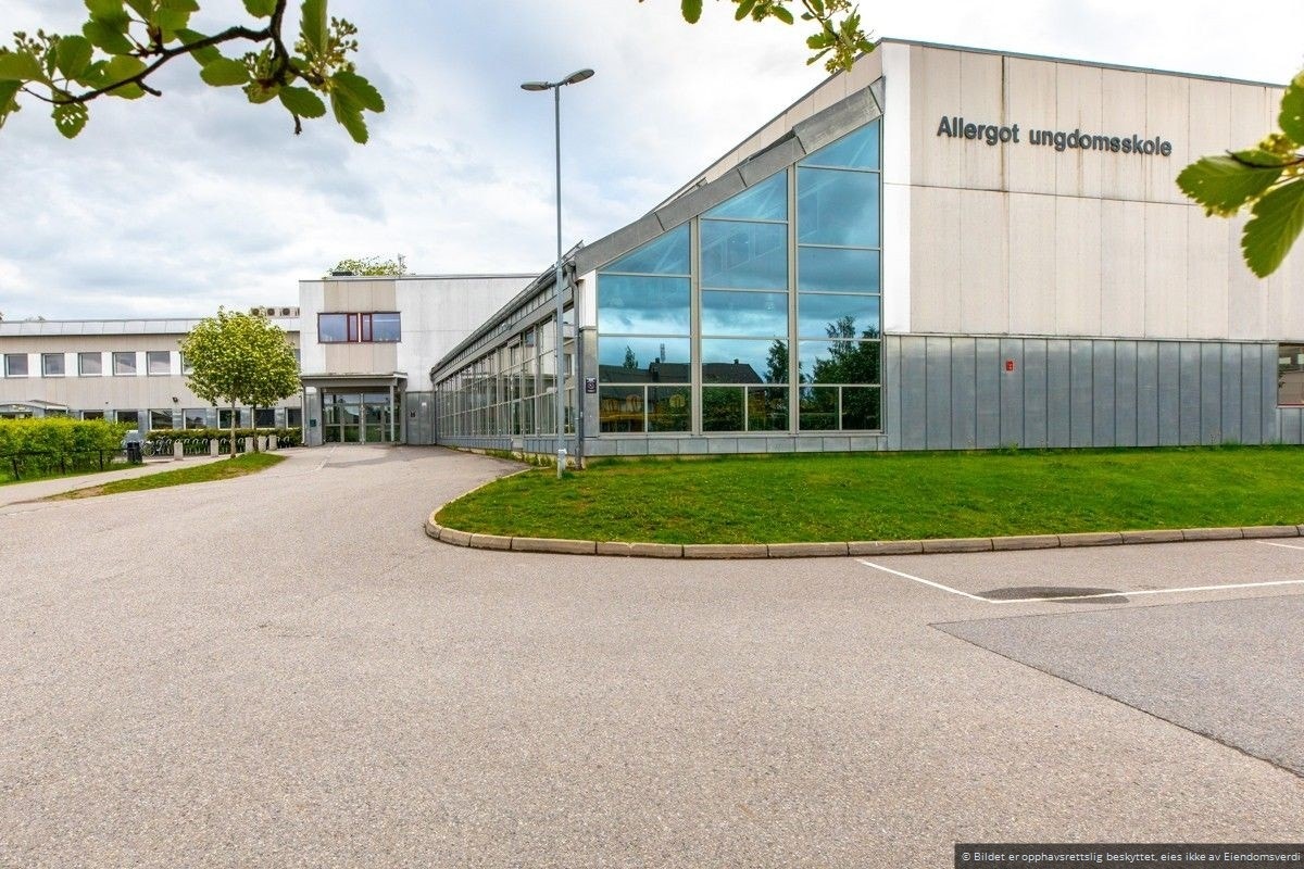 Allergot ungdomsskole ligger rett ovenfor leiligheten. Galleribilde