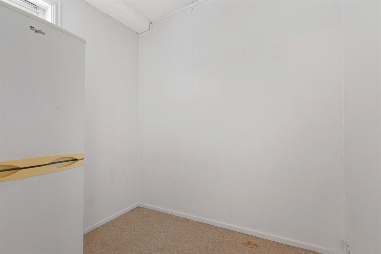 Romslig bod ved entre. Ellers er det utvendig bod for ytterligere lagring. Galleribilde