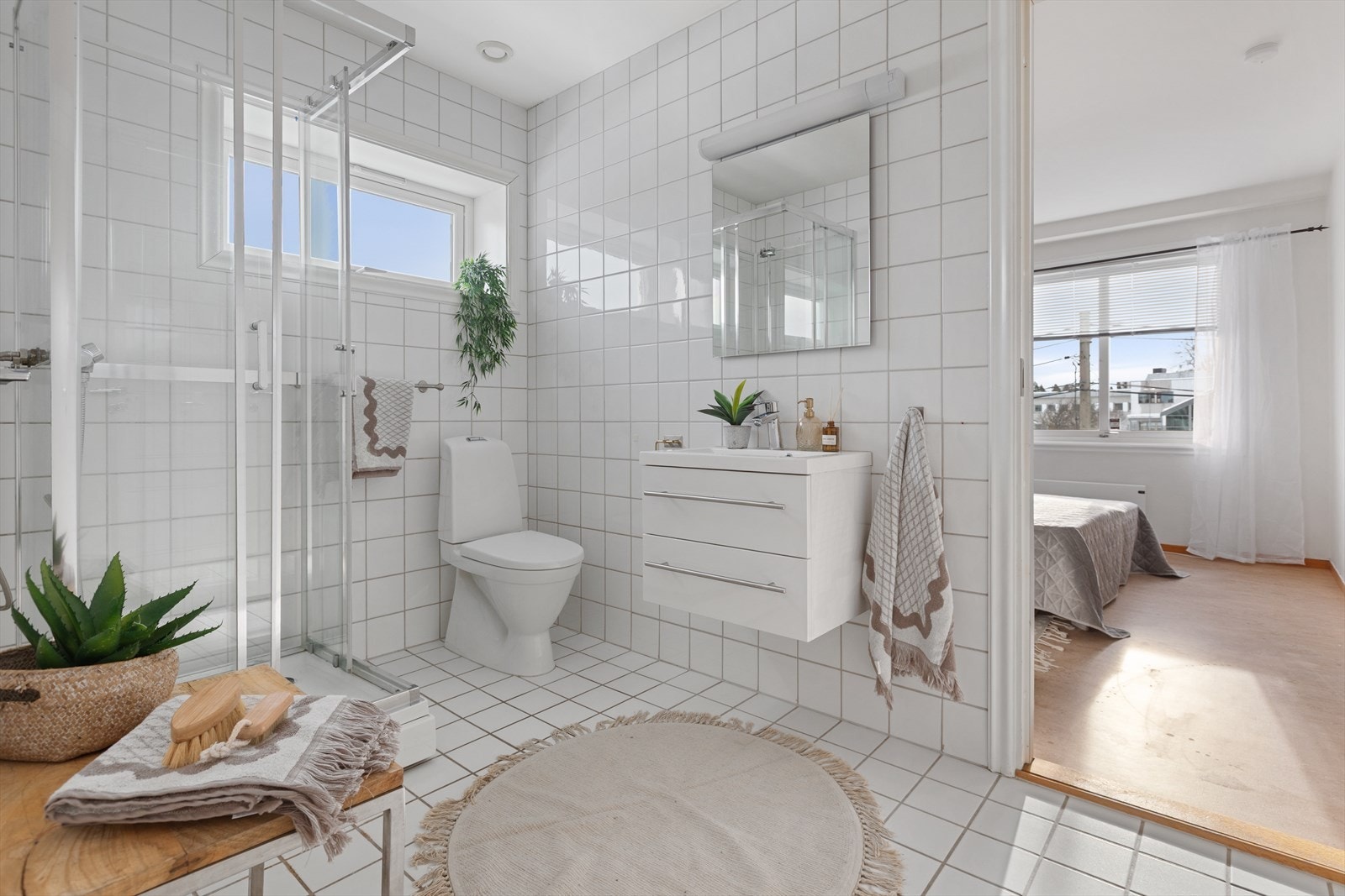 Pent flislagt bad med dusjkabinett, servant, toalett og opplegg for vask og tørk. Direkte tilgang fra både entre og soverom. Galleribilde