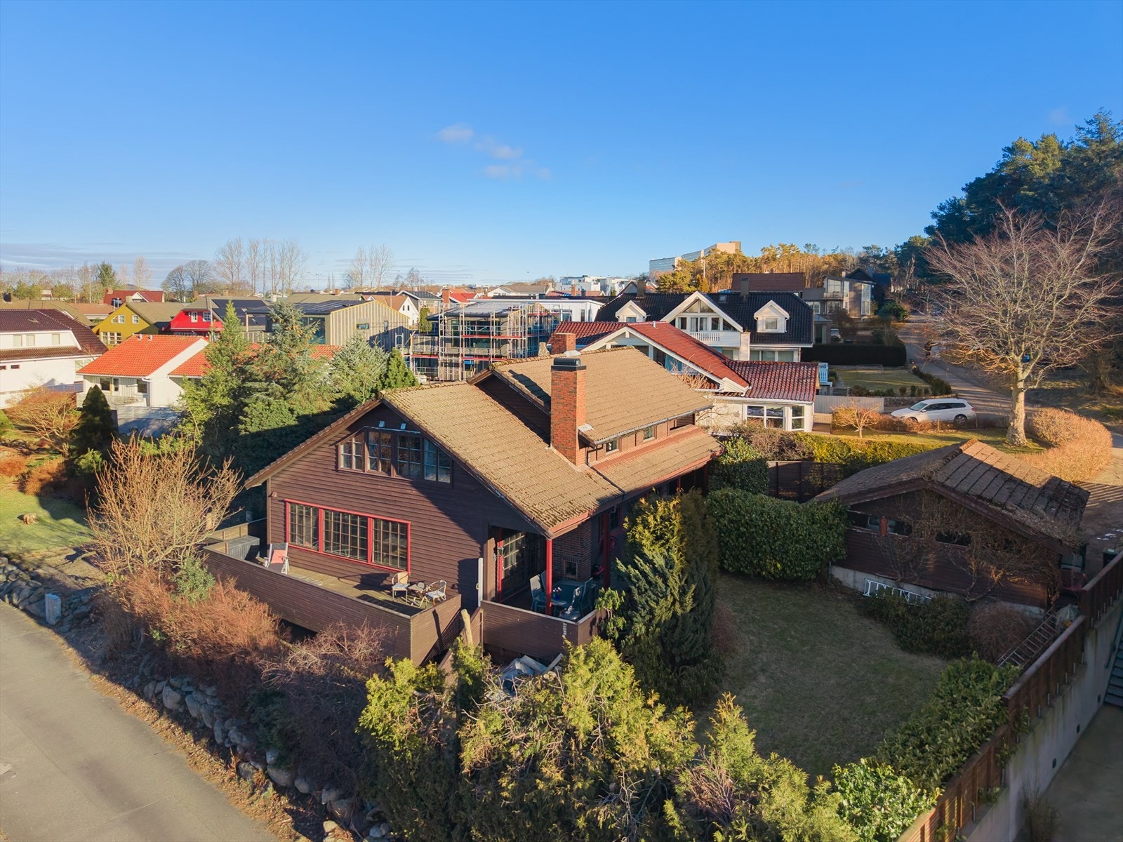 Boligen ligger fint, avskjermet til i ettertraktet og etablert boligområde. Galleribilde