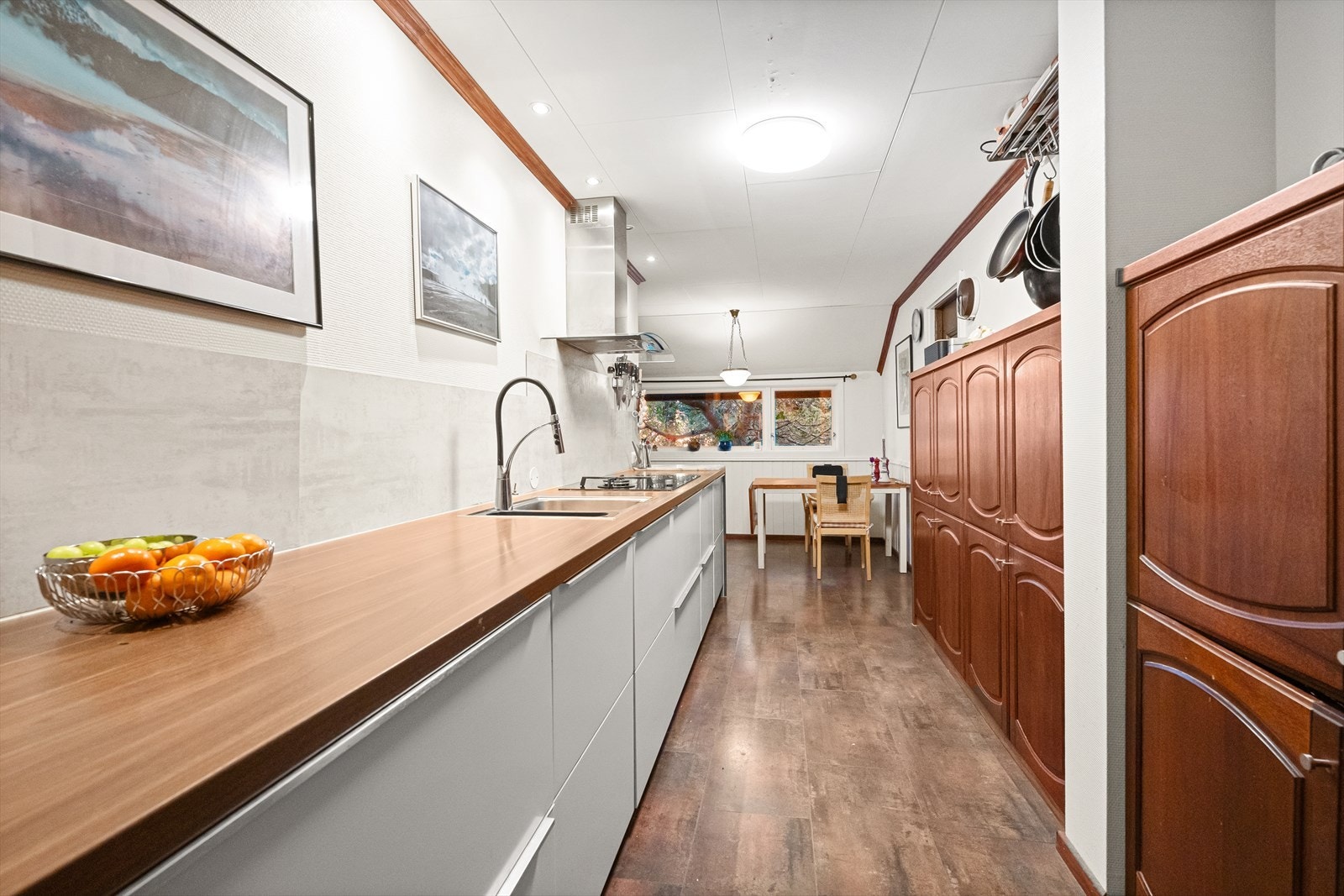 Kjøkken med god skap- og benkeplass. Galleribilde