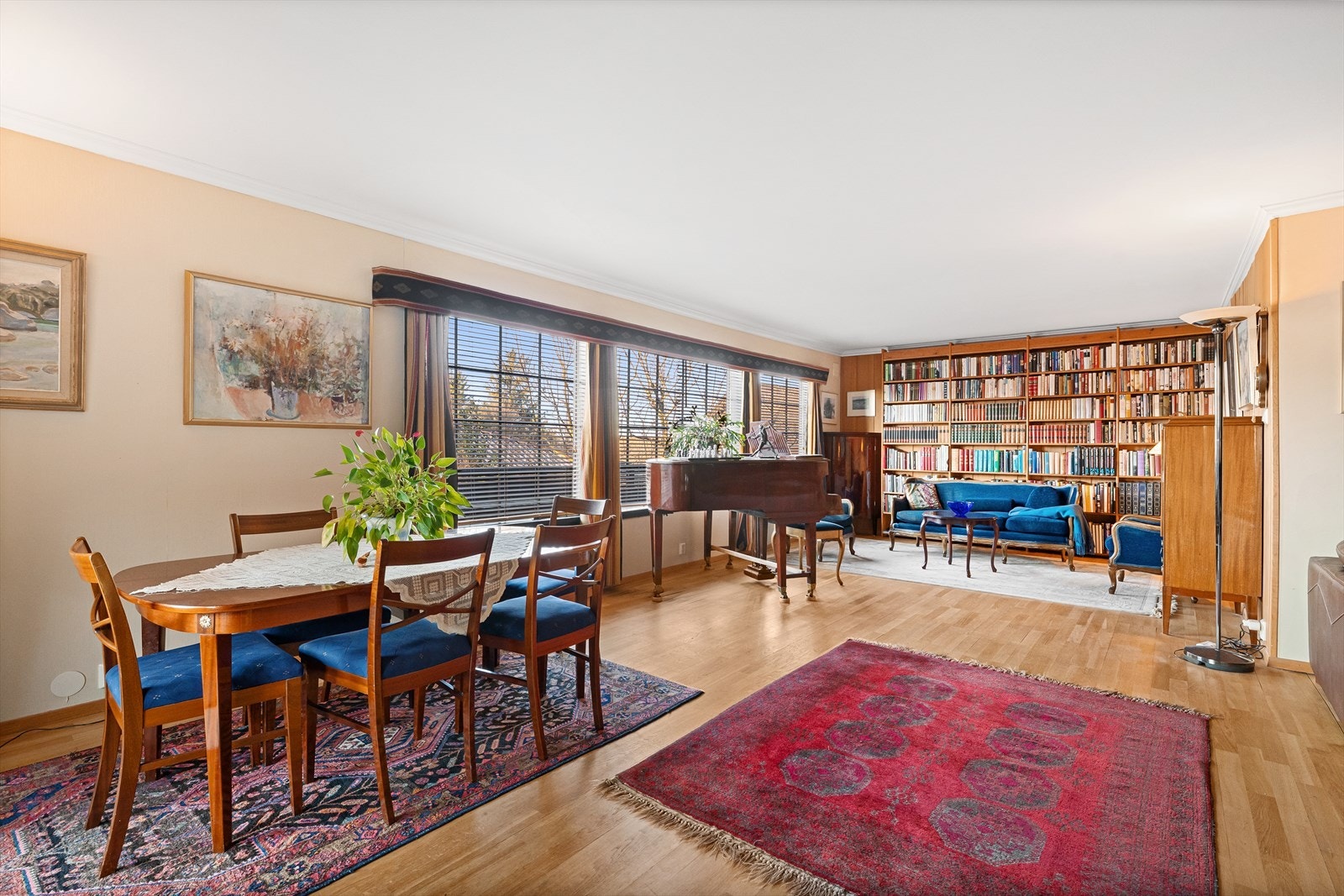 I stuen er det flere soner og god plass Galleribilde