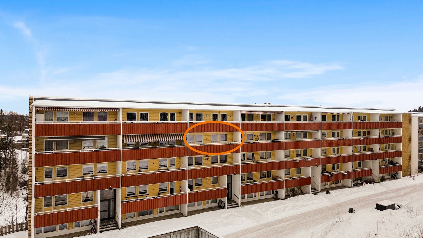 Lys og gjennomgående leilighet beliggende i 3. etasje med balkong på begge sider. Galleribilde