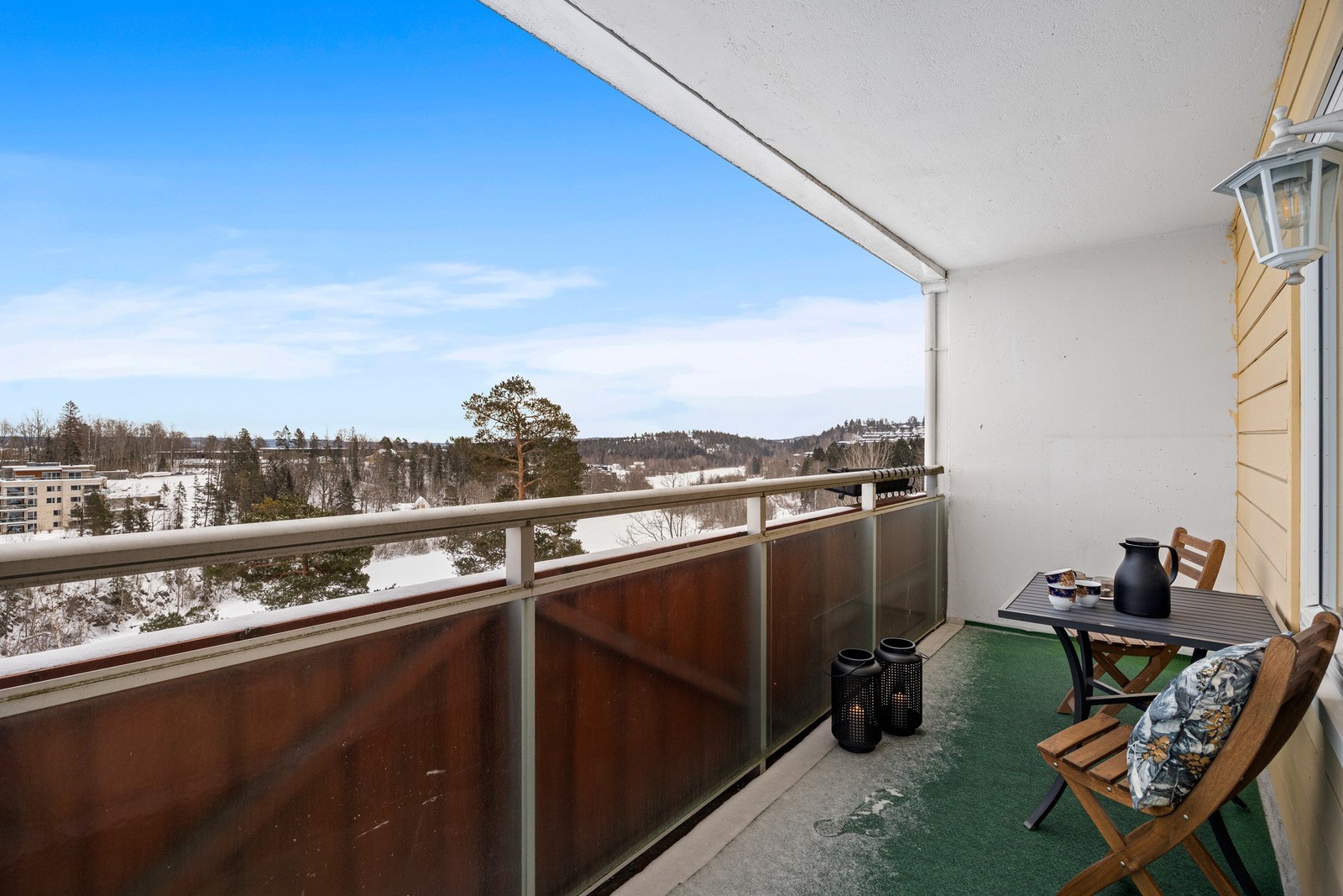 Skjermet balkong på ca. 10 kvm med tilgang fra stuen. Østvendt med morgen-/formiddagssol. Galleribilde