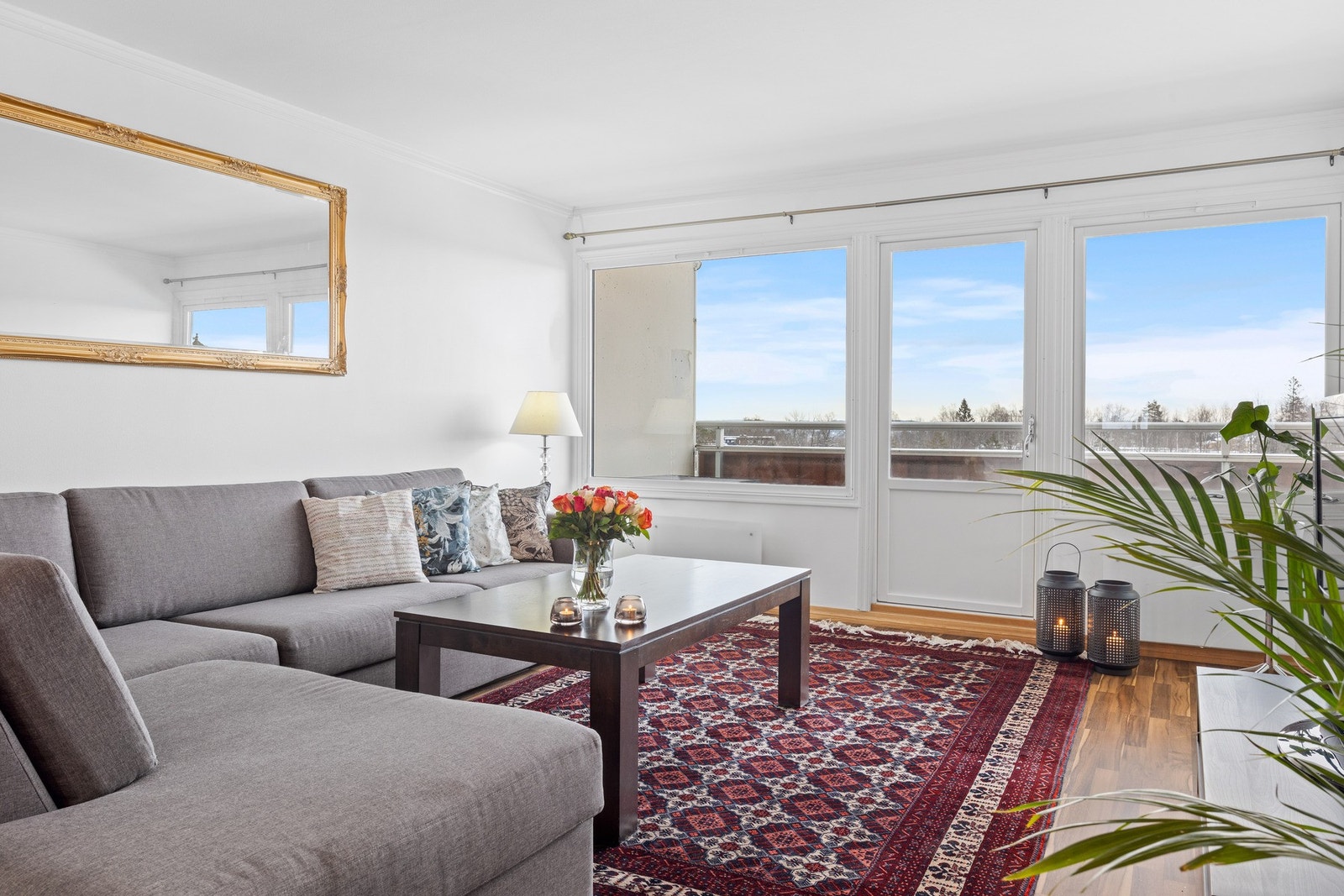 Store vinduer gir godt med naturlig lys. Galleribilde