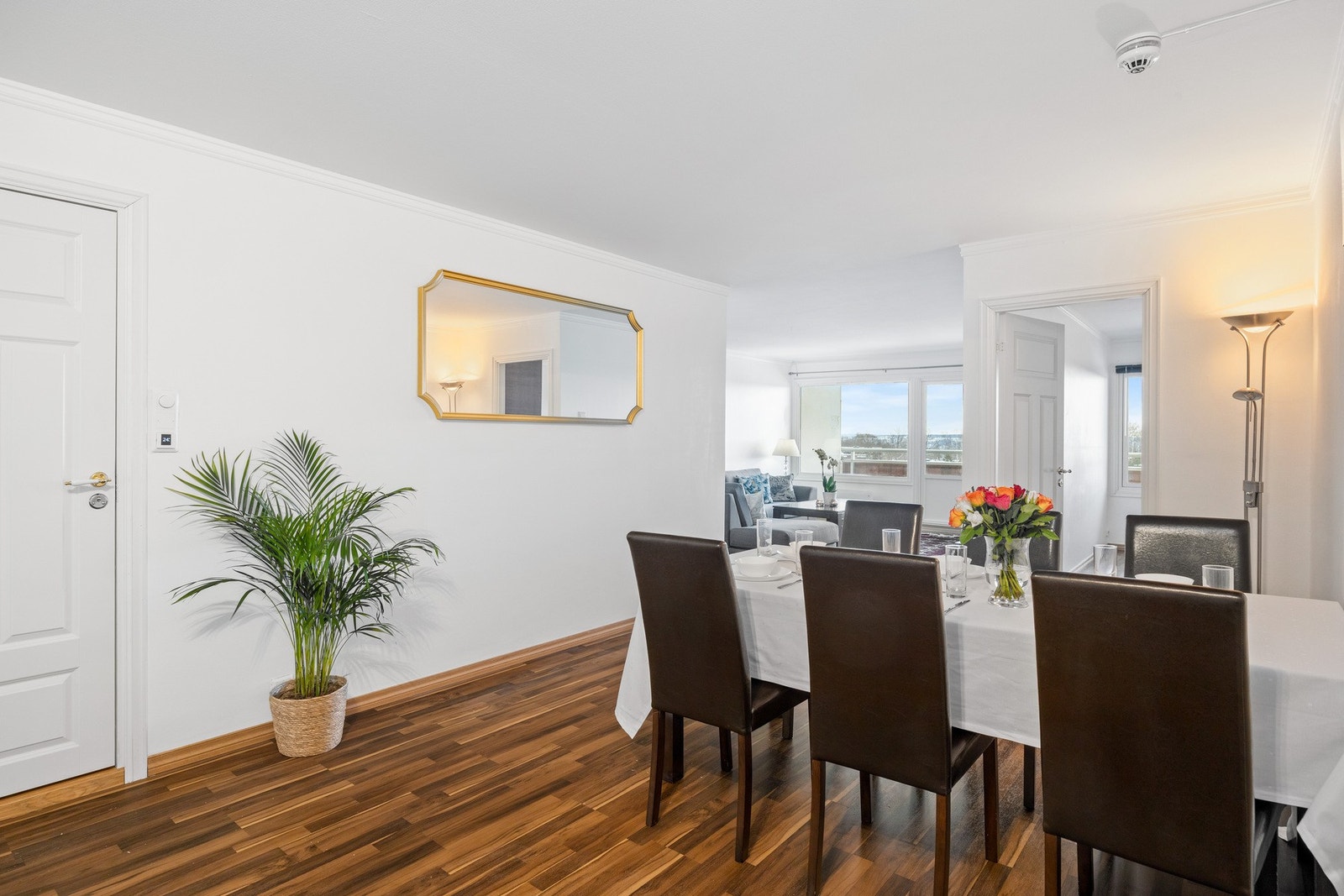 Spisestue praktisk plassert mellom kjøkken og stue. Galleribilde