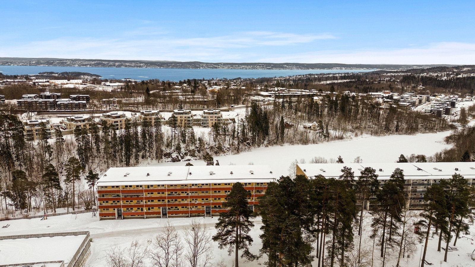 Leiligheten og blokken ligger i fint til i første rekke uten innsyn. Galleribilde