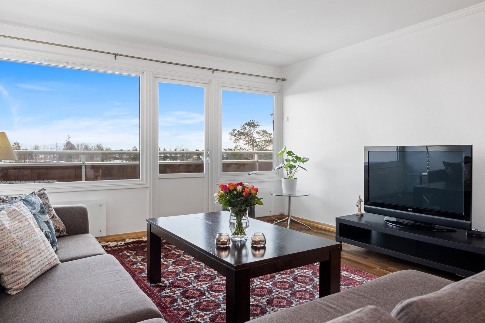 Lys og fin stue som er lett å møblere. Galleribilde