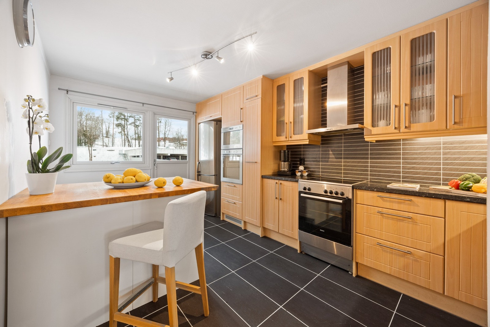 Romslig og hyggelig kjøkken som har godt med skap- og benkeplass. Flere skapfronter med glass som gir et fint utrykk. Galleribilde