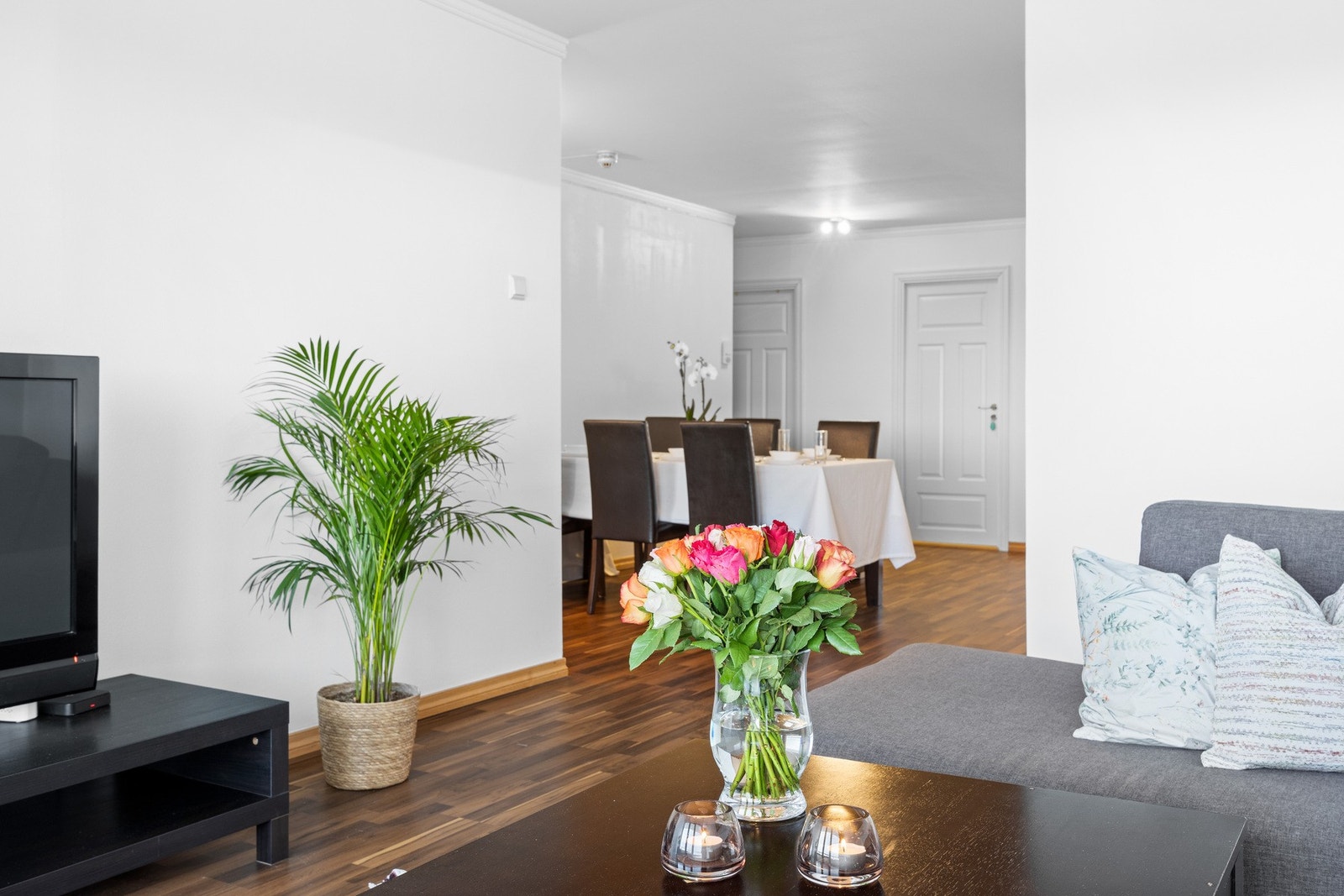 Koselig krok for sofagruppe med fin plassering til TV. Galleribilde