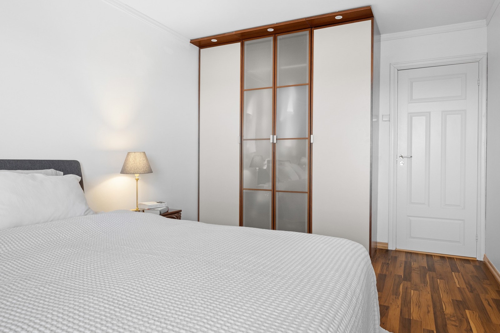 Hovedsoverom har godt med skapplass. Galleribilde