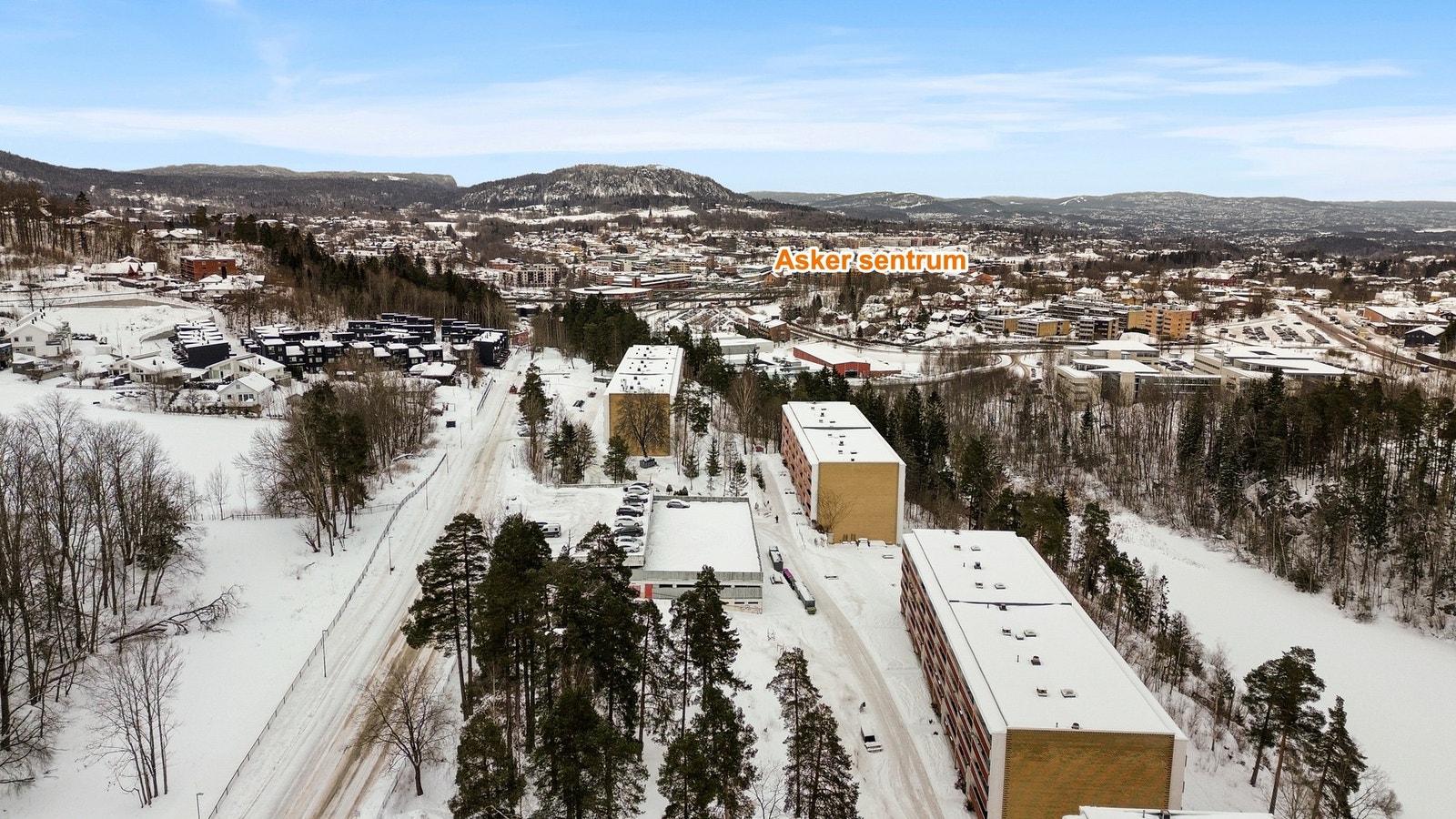 På Borgen bor du landlig, men likevel sentralt. Her har du marka rett i nærheten, samtidig som det er kort gangavstand til Asker sentrum med alle servicetilbud og tog-/busstasjon som tar deg i alle retninger. Galleribilde