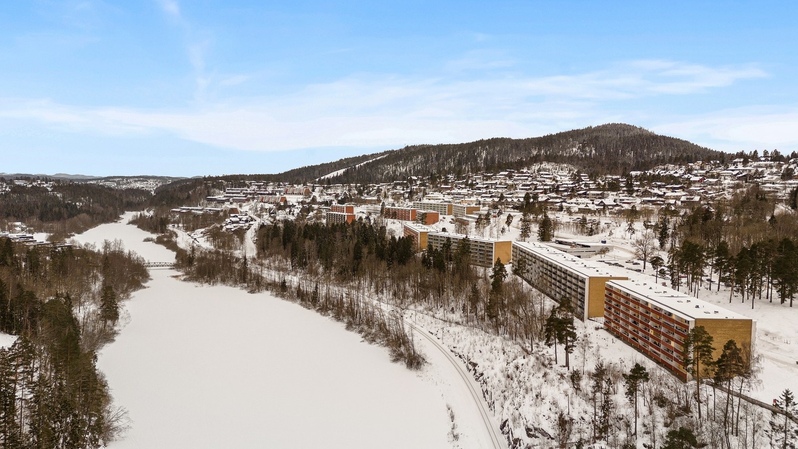 I Huldreveien har du nærhet til badevann, tur- og lysløyper og skianlegg i Vardåsen. Galleribilde