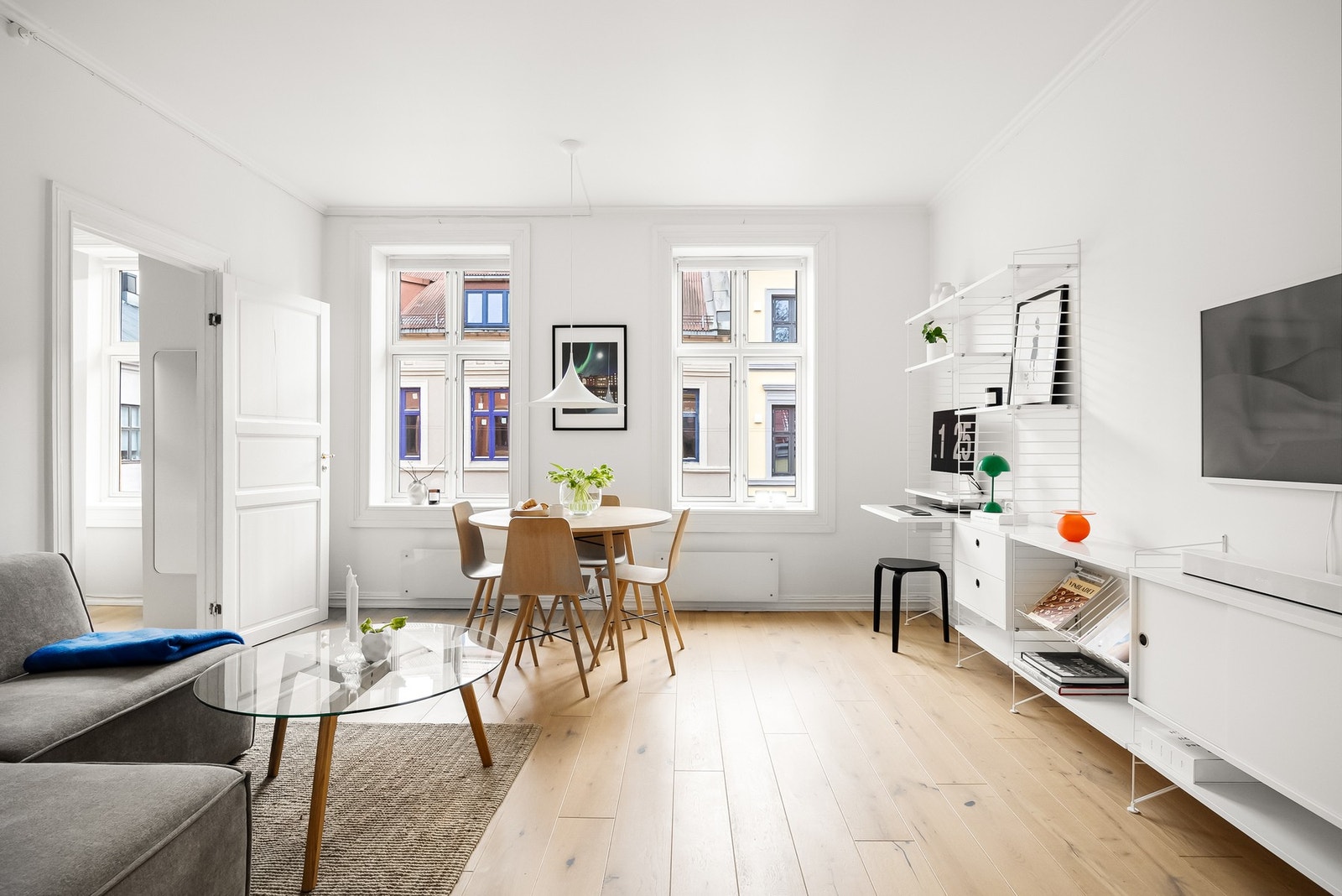 Dette er en lys og klassisk 2-roms leilighet med gjennomgående planløsning og en tiltalende romfølelse. Galleribilde