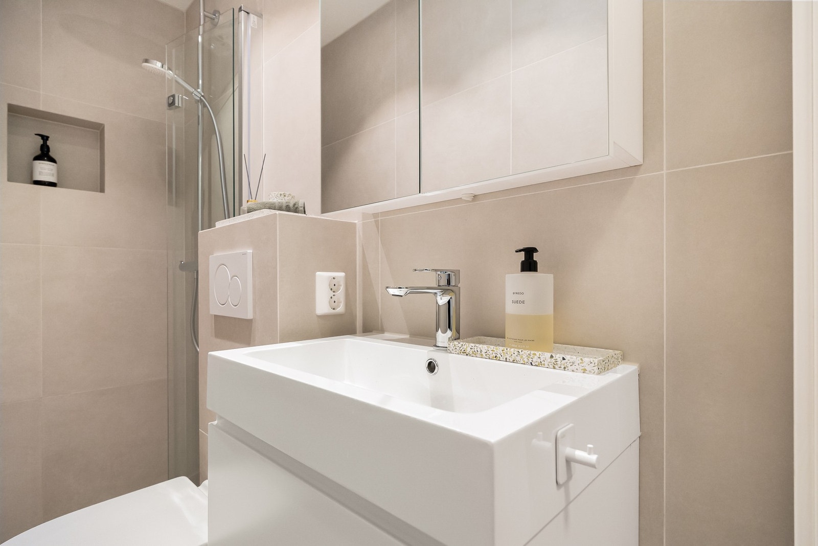 Badet ble pusset opp i 2023 og fremstår moderne og funksjonelt. Galleribilde