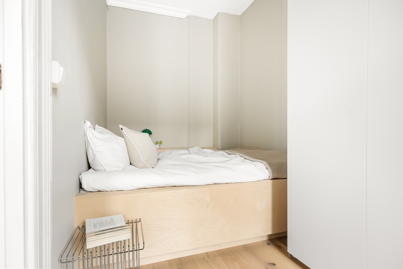 Soverom med plassbygd dobbeltseng og praktisk lagringsplass under. Galleribilde