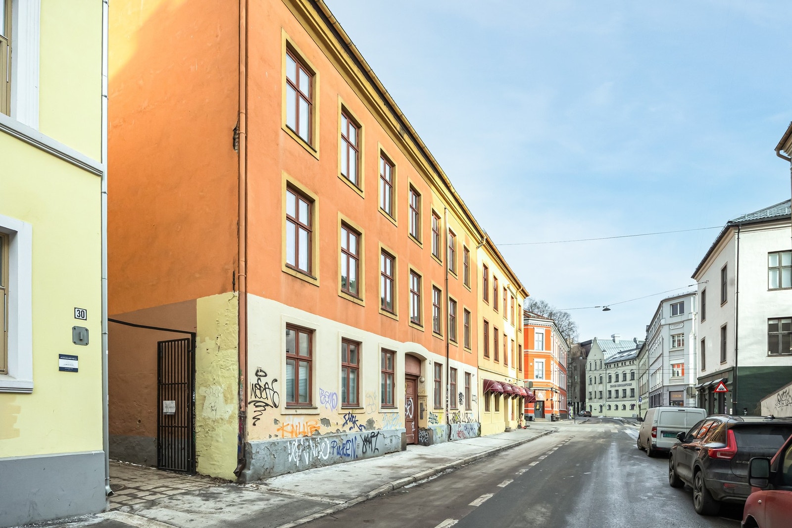 Boligen ligger attraktivt til i byggets 3. etasje og har en svært sentral og ettertraktet beliggenhet på Grünerløkka, med umiddelbar nærhet til alt bydelen har å by på av butikker, caféer, restauranter og servicetilbud. Galleribilde