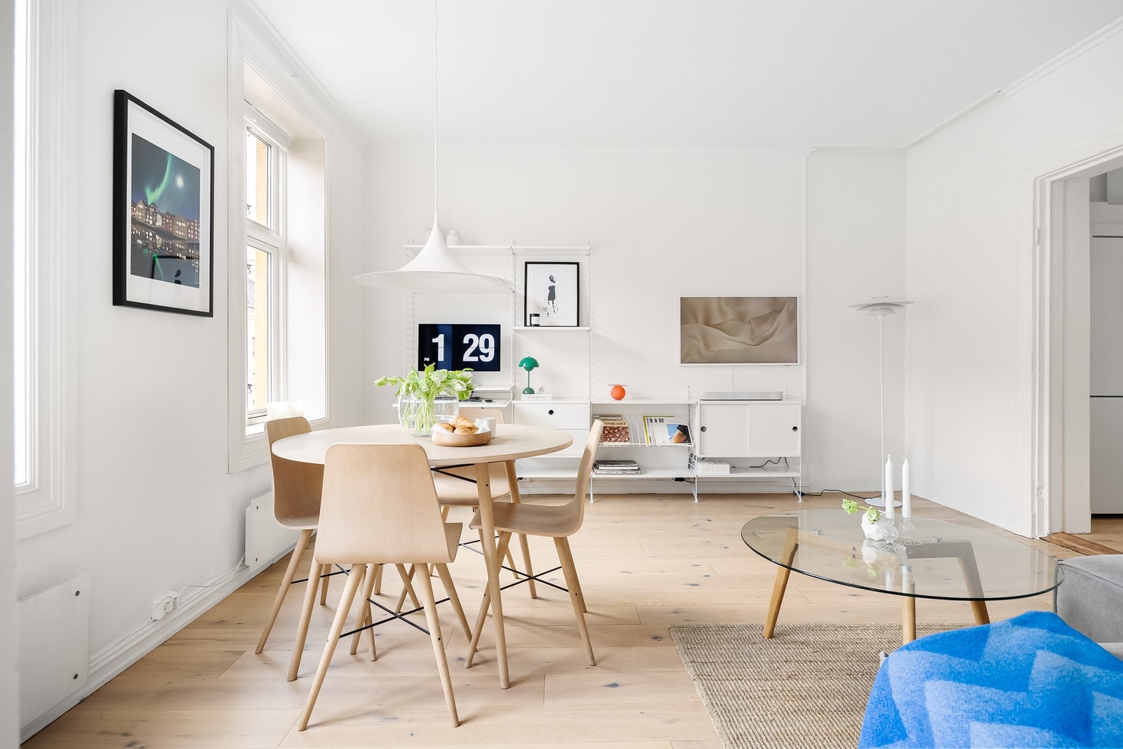 Leiligheten har gjennomgående en-stavs parkettgulv som gir et helhetlig og stilrent uttrykk. Galleribilde