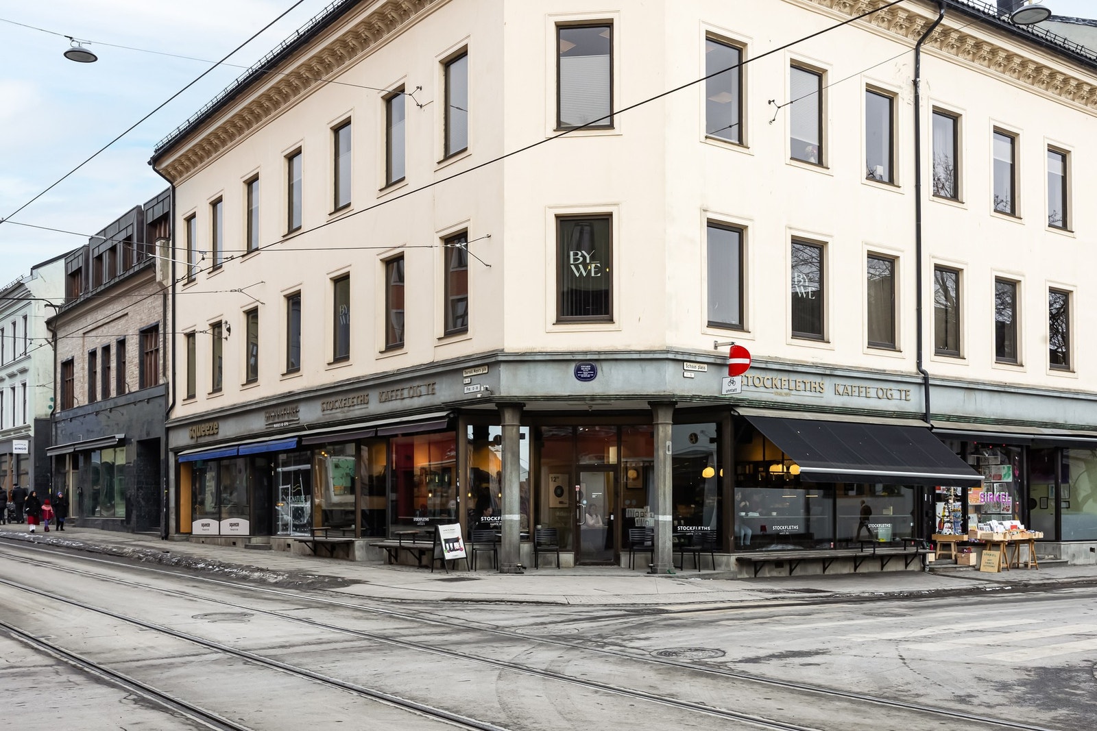 Grünerløkka er kjent for sitt varierte tilbud av caféer, restauranter og kulturarenaer. Her finnes et stort utvalg spisesteder, vinbarer og utesteder, samt populære områder som Vulkan og Mathallen. I Bjørvika finner du Operaen og en rekke nyere serverings Galleribilde