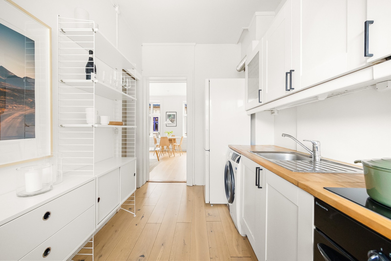 Integrerte hvitevarer som oppvaskmaskin fra Ikea, stekeovn fra Husqvarna, platetopp (ukjent merke) og avtrekksvifte fra Siemens. Det er opplegg for vaskemaskin og kjøl/frys. Galleribilde