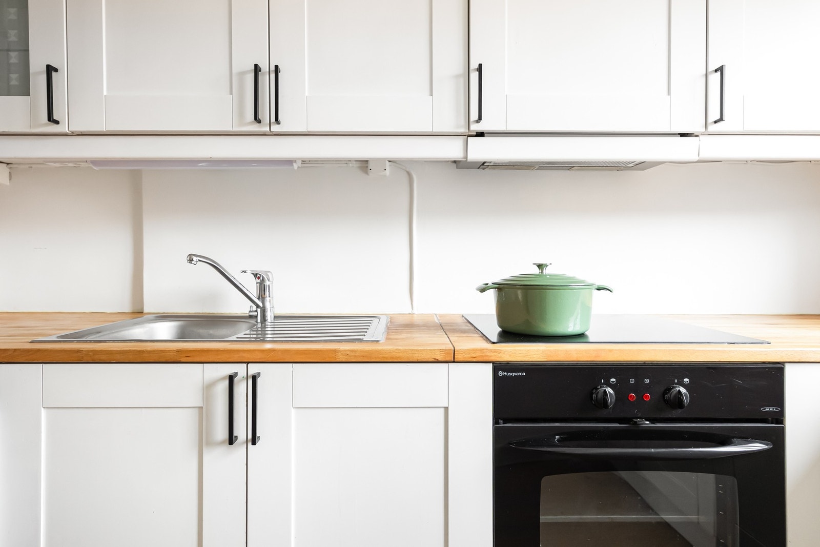 Heltre benkeplate med nedfelt stålkum og ett-greps armatur i krom. Galleribilde