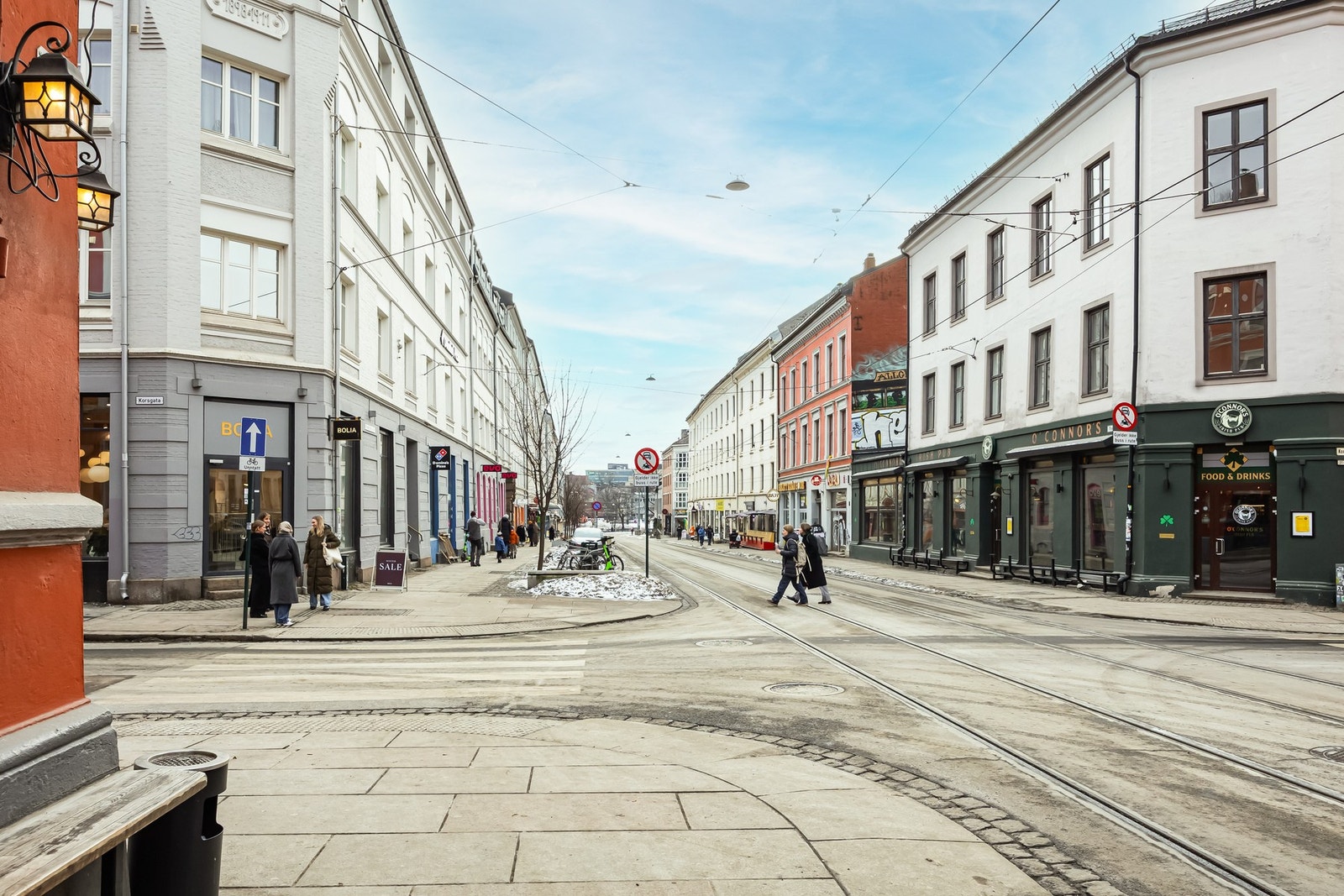 Kollektivtilbudet er svært godt, med trikk og buss i umiddelbar nærhet. Galleribilde