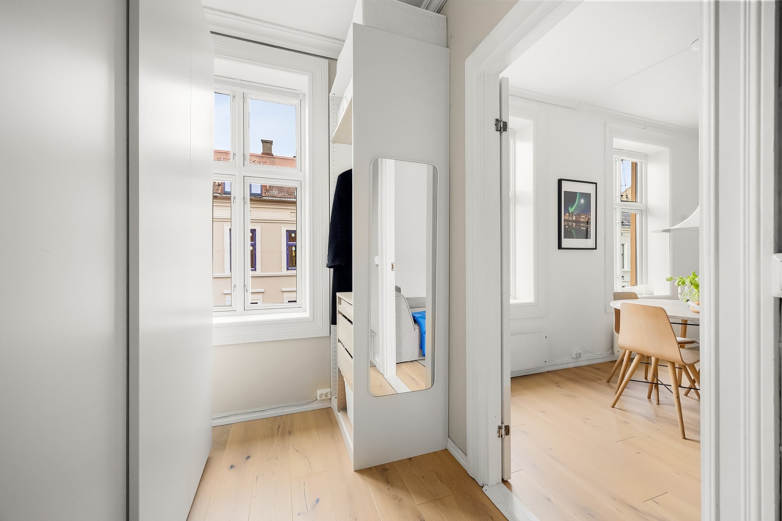 Rommet er malt i behagelige fargetoner og har et stort vindu som gir rikelig med naturlig lys Galleribilde