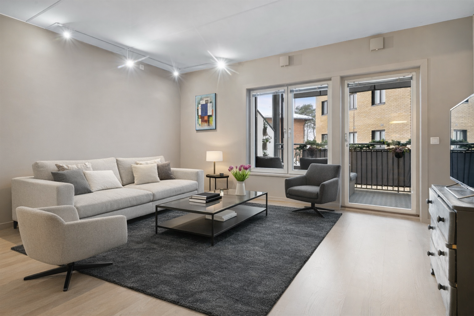 Stor og romslig stue med adkomst til leilighetens balkong. | Bildet er redigert med AI Galleribilde