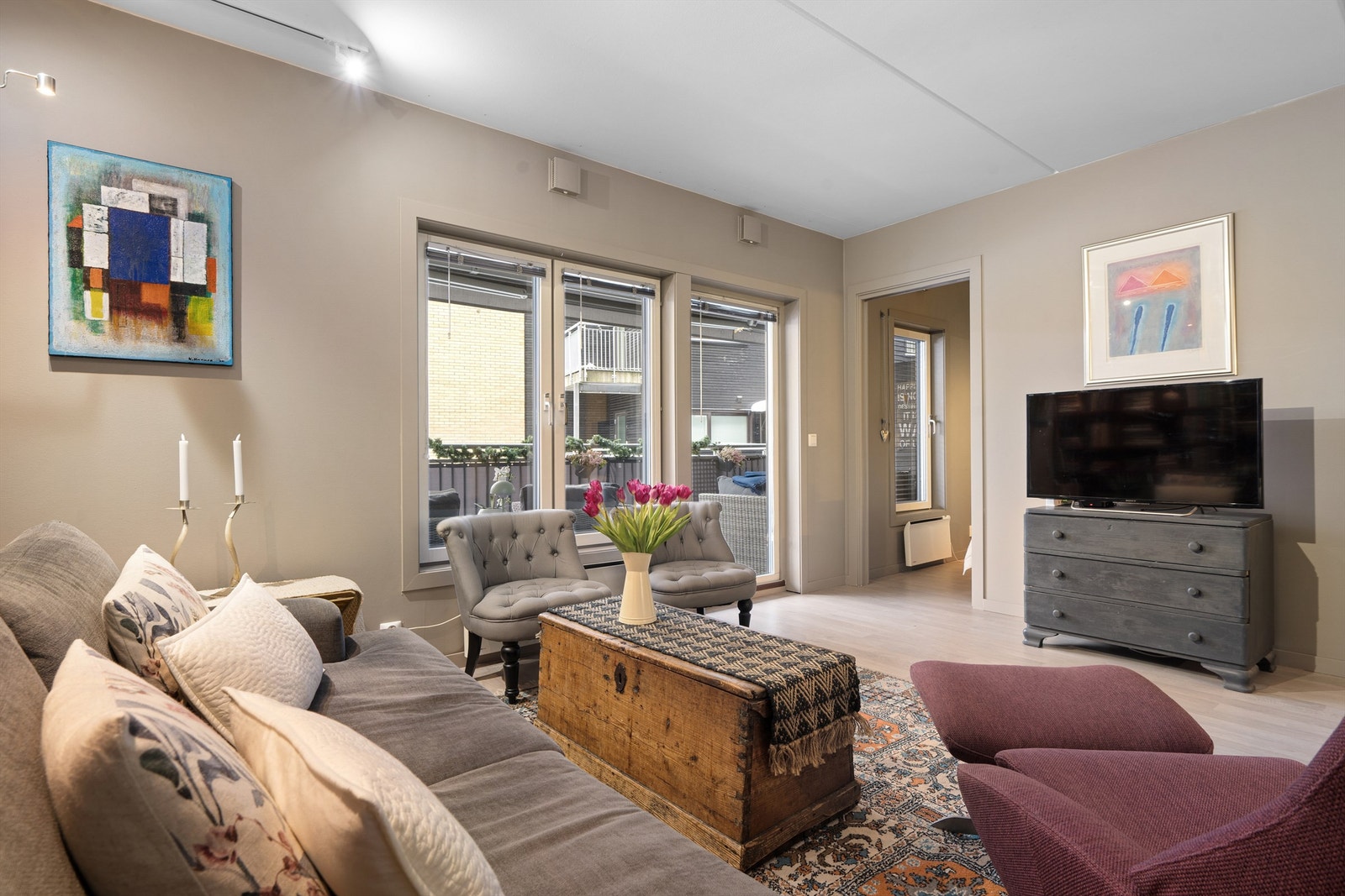 Lys og luftig stue med store vinduer som gir mye naturlig lys Galleribilde