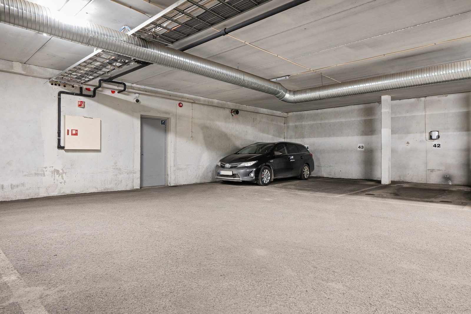 Leiligheten disponerer en parkeringsplass i sameiets felles garasjeanlegg. Galleribilde