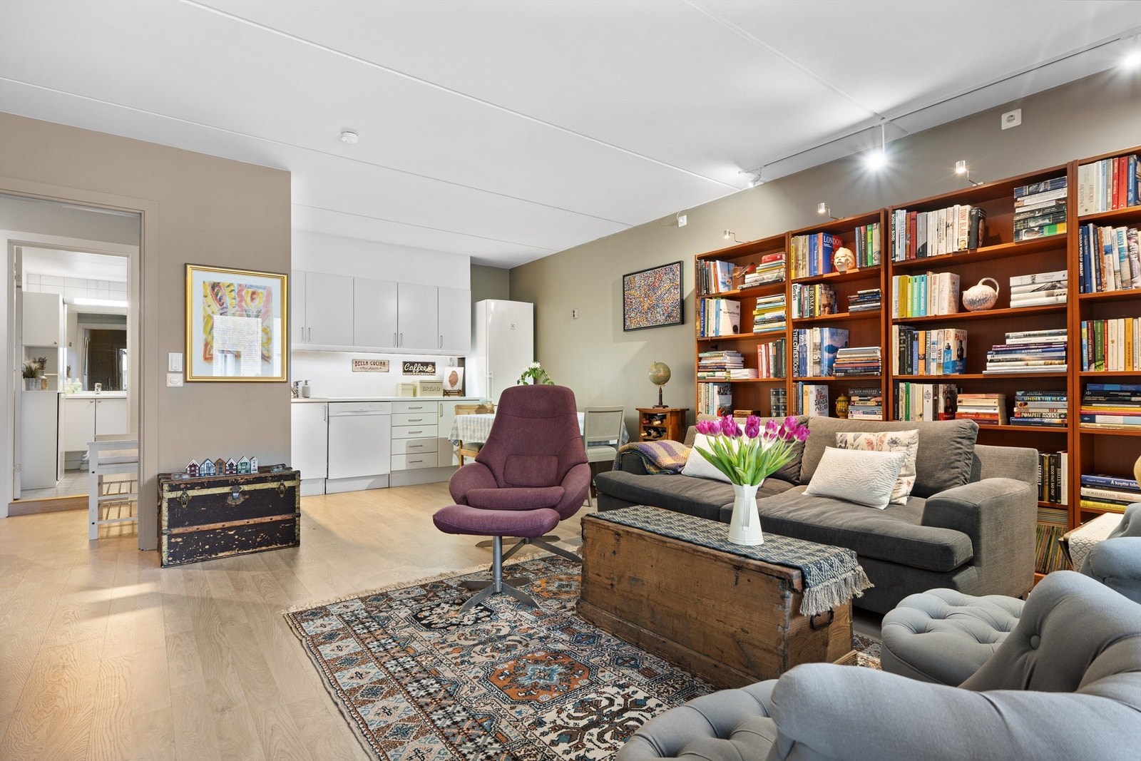 Praktisk åpen stue- og kjøkken løsning. Galleribilde