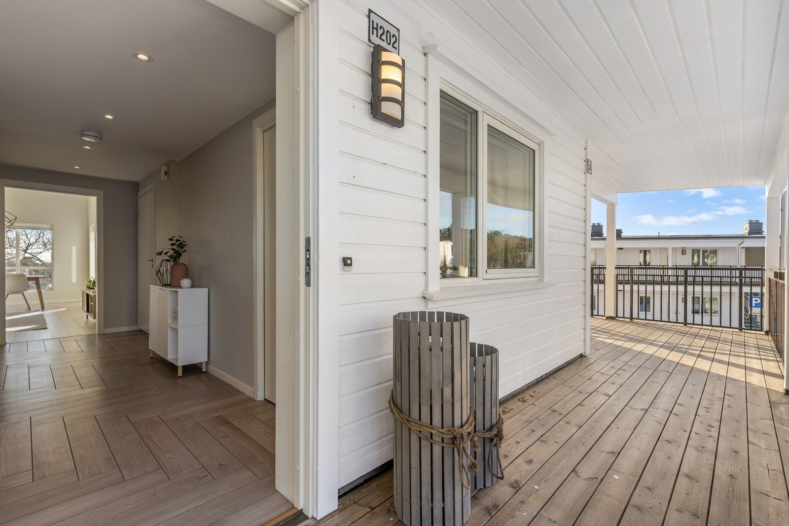 Egen inngang via trappeoppgang. Det er totalt 4 seksjoner i bygget - to oppe og to nede. Galleribilde