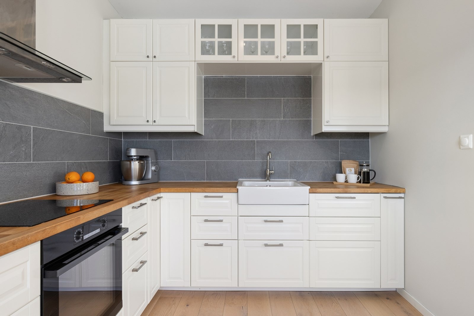 Her finner du integrerte hvitevarer, platetopp, stekeovn, oppvaskmaskin og frittstående kjøleskap med fryser. Galleribilde