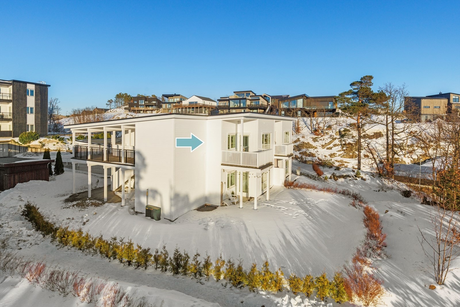 Leiligheten ligger fint til innerst i blindvei i naturskjønne omgivelser på Tømmerstø, med flott utsikt og gode solforhold. Galleribilde