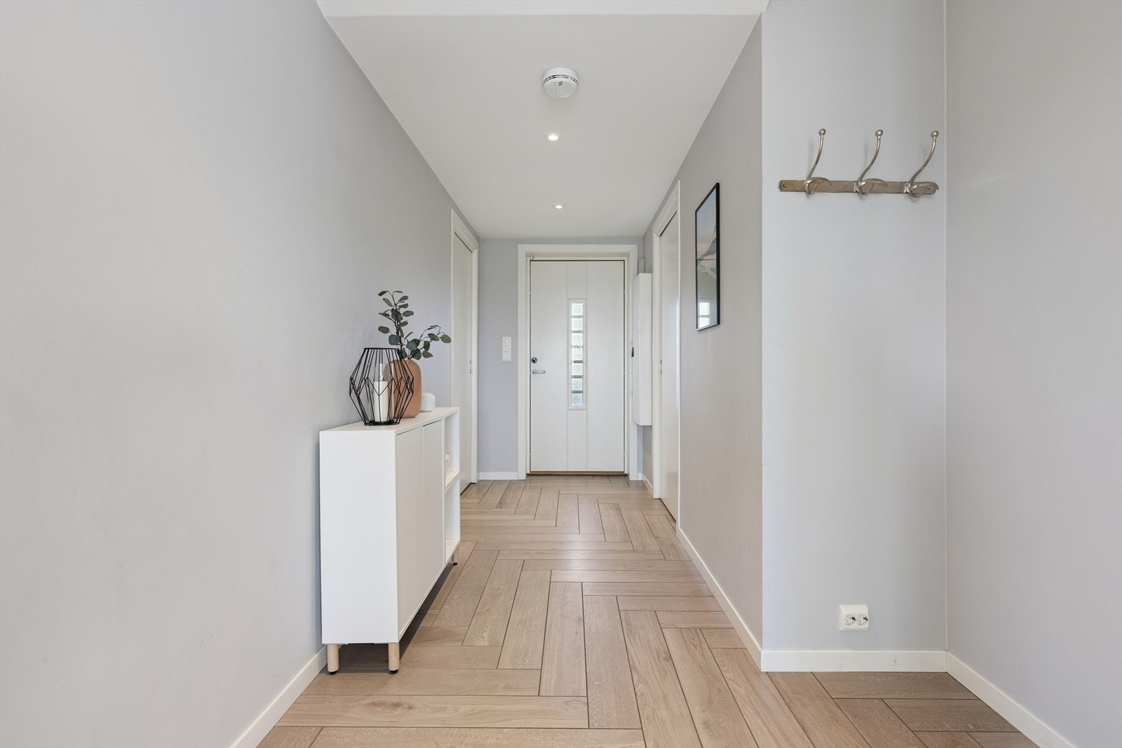 Boligen har en romslig entré med flislagt gulv i fiskebensmønster, varmekabler og god plass til kommode/garderobe. Galleribilde