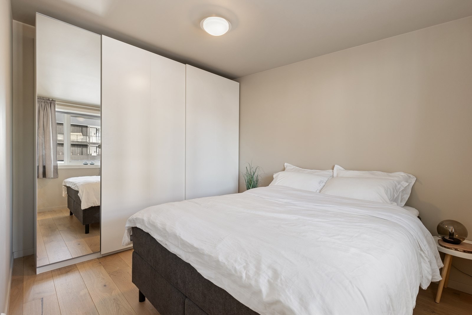 Boligen har to soverom med parkett, garderobeskap og plass til seng og nattbord. Galleribilde