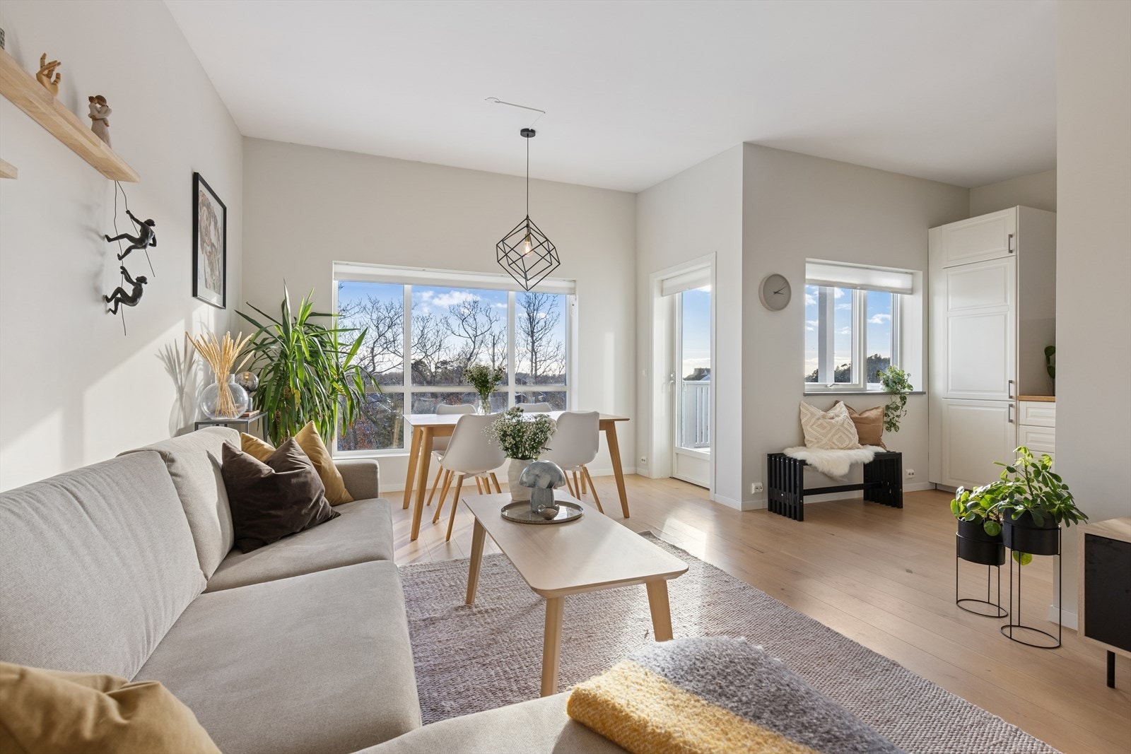 Romslig stue i åpen løsning med store vindusflater og 3 meter takhøyde på det høyeste. Galleribilde