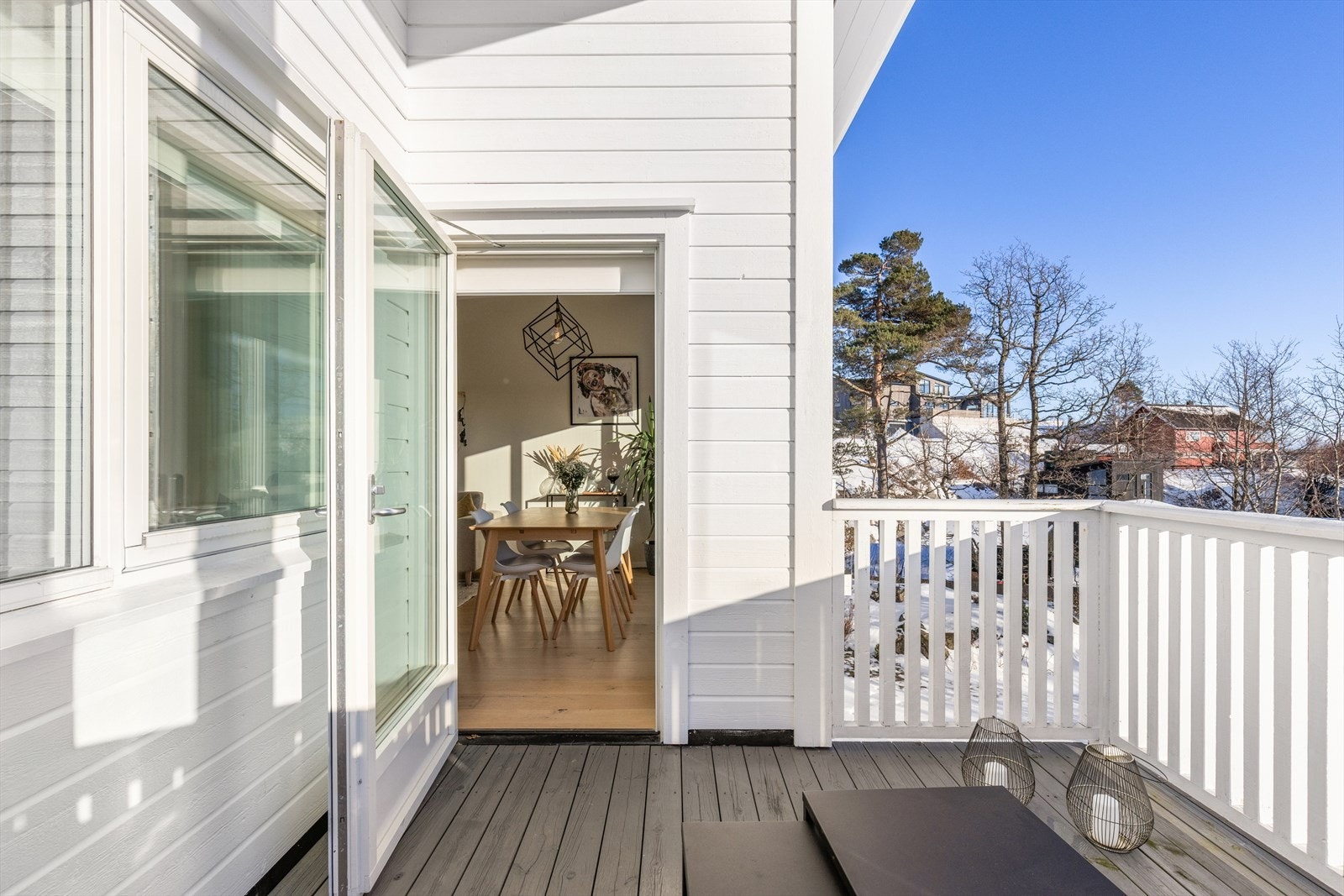 Fra stuen har du direkte utgang til en stor terrasse på 7m2 med sol fra ca. kl. 10 til 20 om sommeren Galleribilde