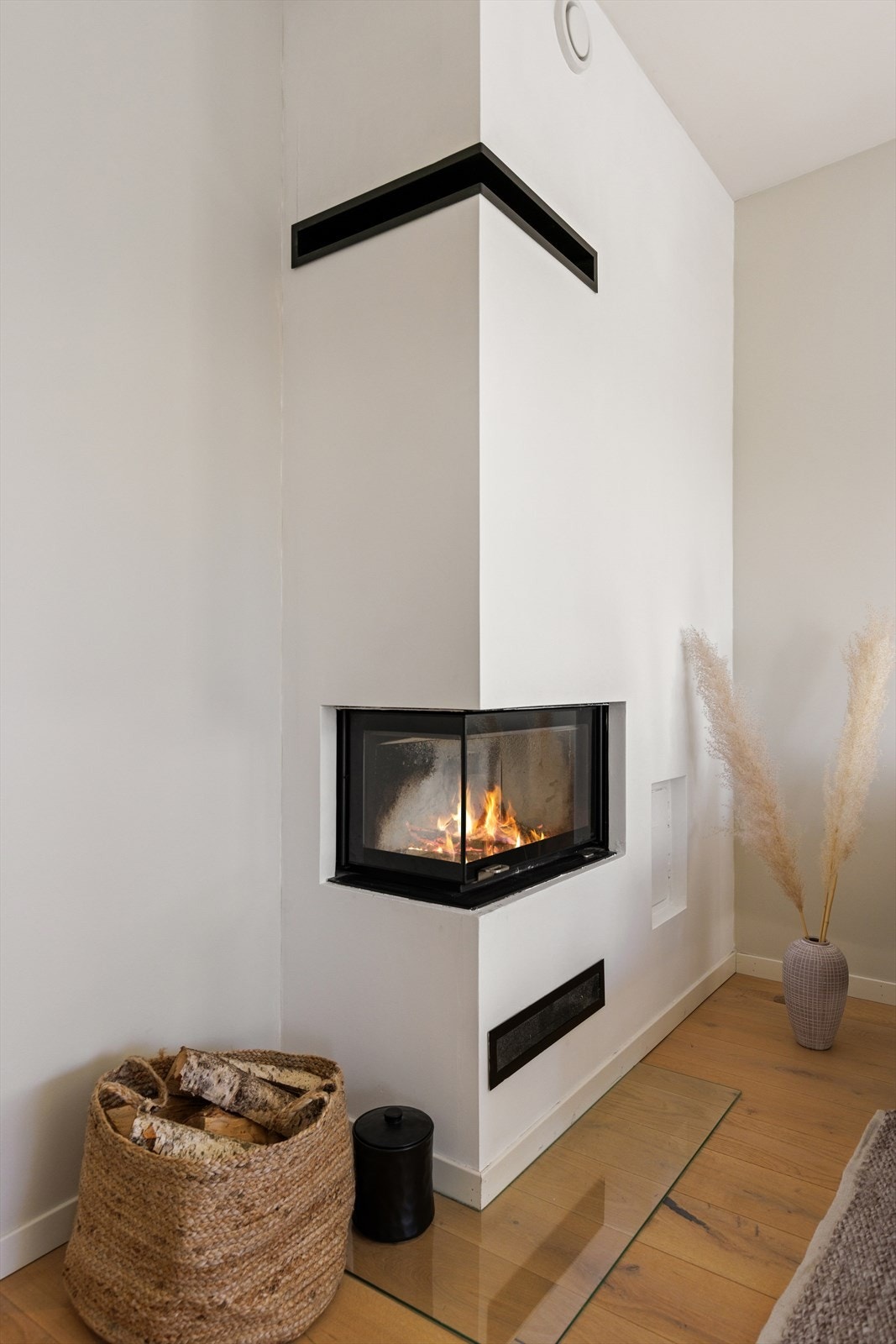 Delikat peis som gir både effektiv oppvarming og hyggelig stemning. Galleribilde