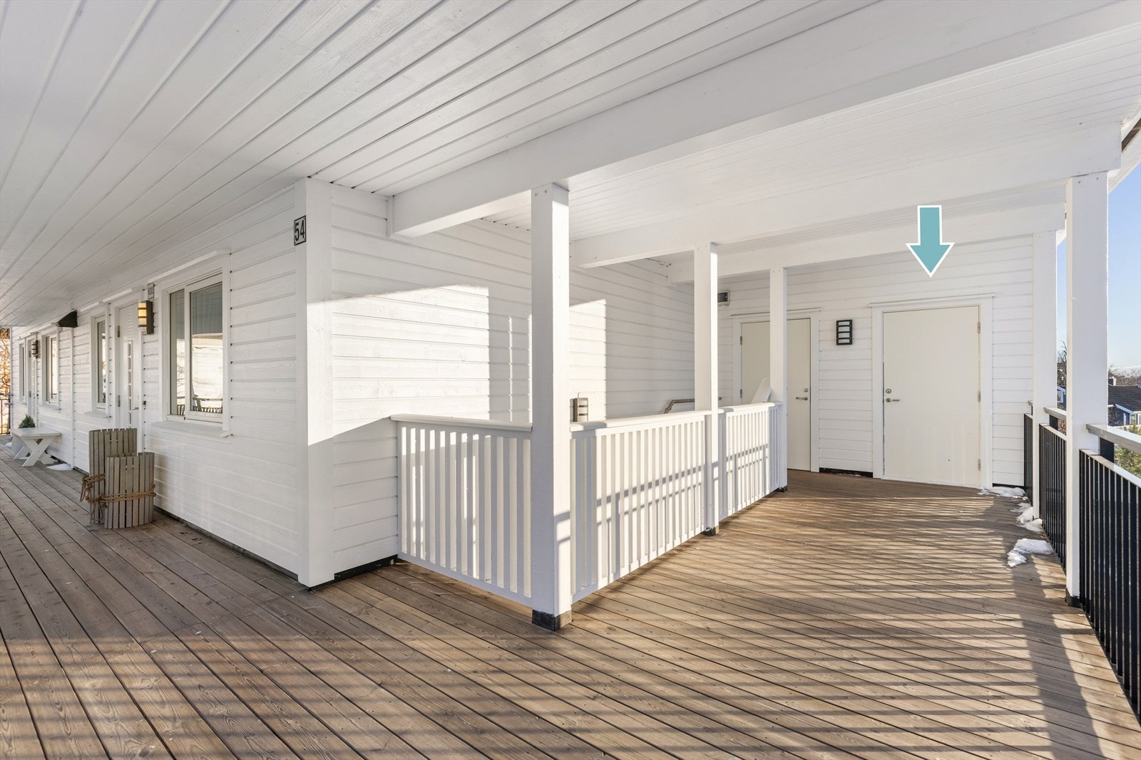 Praktisk bod på 5m2 i umiddelbar nærhet fra inngangsdøren - perfekt for oppbevaring av ved og andre gjenstander. Galleribilde