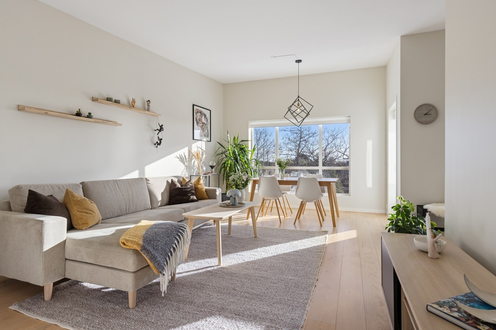 Påkostet og innbydende med høy standard og god planløsning. Galleribilde