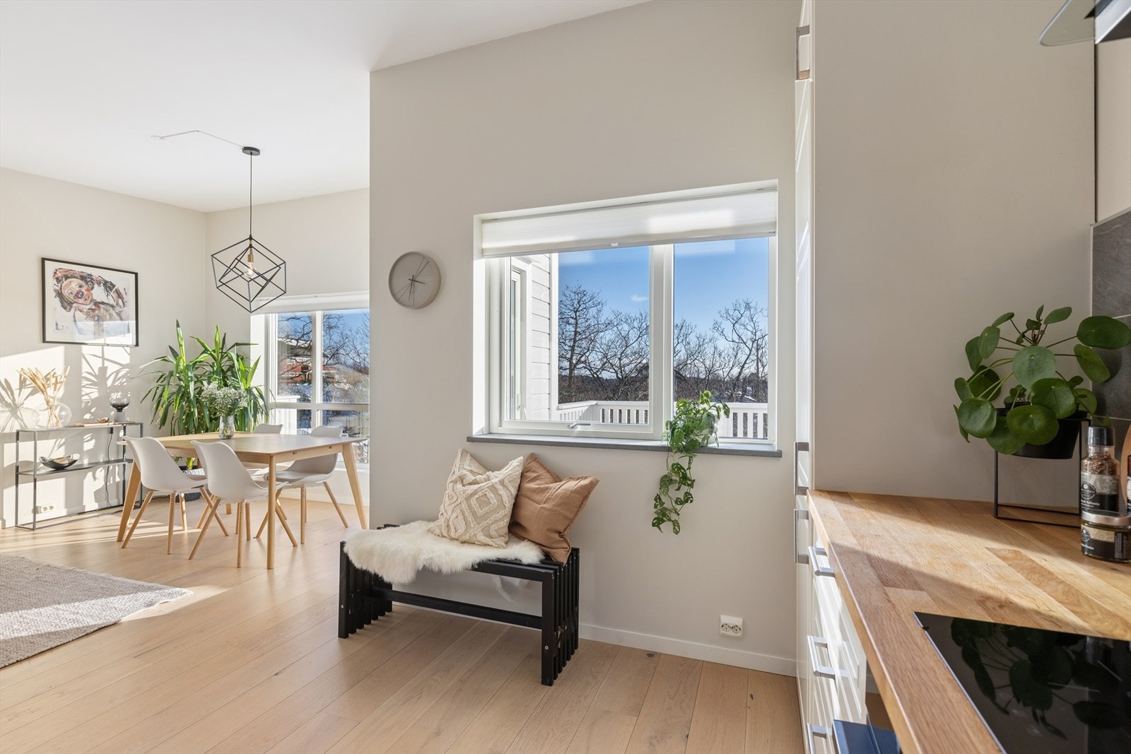 Utsikt fra kjøkkenet - leiligheten er gjennomgående og slipper inn rikelig med lys. Galleribilde