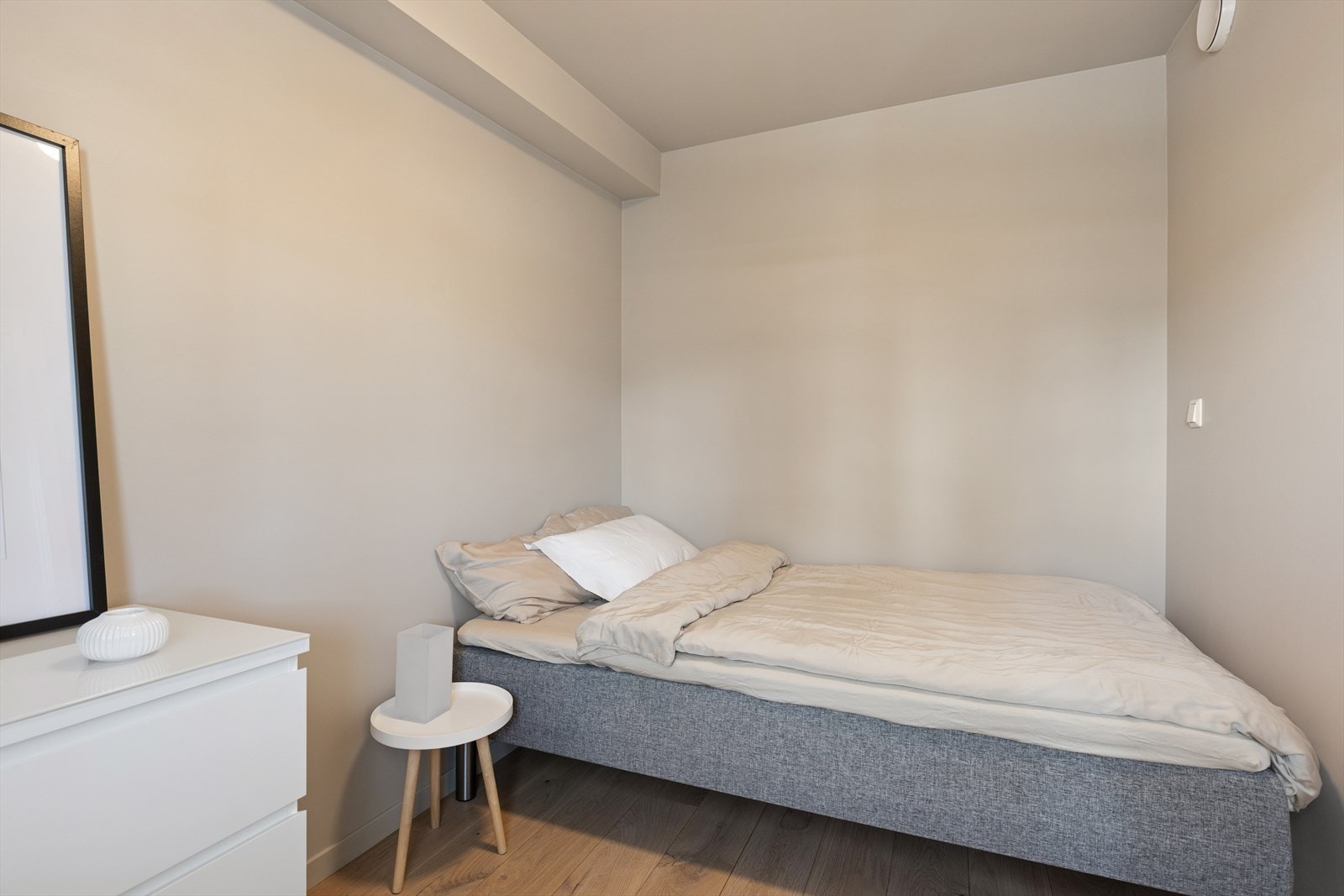 Begge rommene har fine farger og gode oppbevaringsmuligheter. Galleribilde