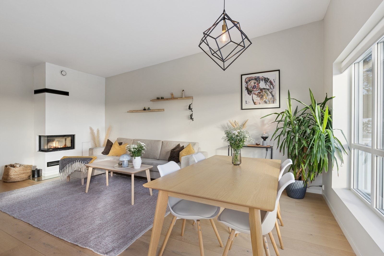 Stuen er malt i fine, lyse toner med parkett på gulv. Galleribilde