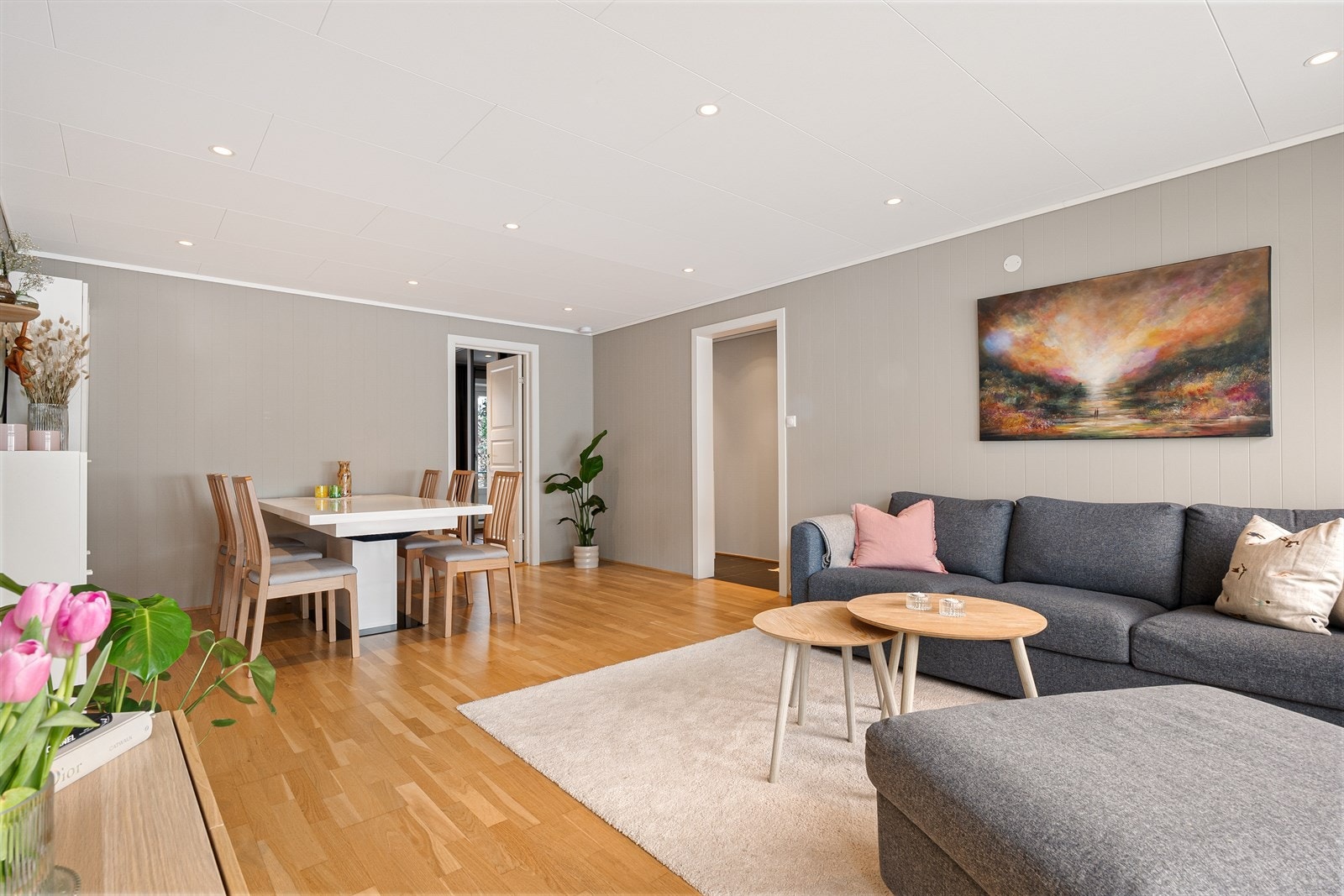 Stuen måler hele 25 kvm med god plass til å innrede i forskjellige soner! Galleribilde